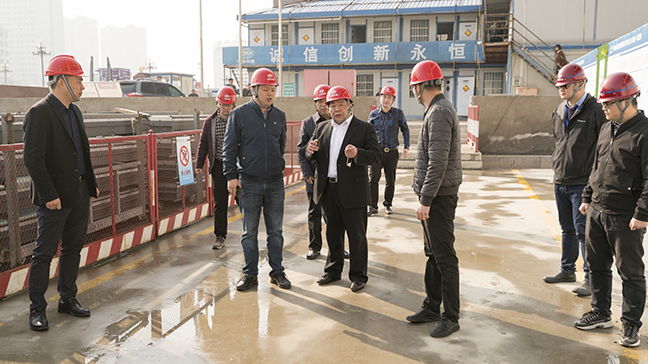 1：圖為戴董事長一行檢查先鋒國際廣場三期酒店寫字樓項目施工現(xiàn)場。.jpg