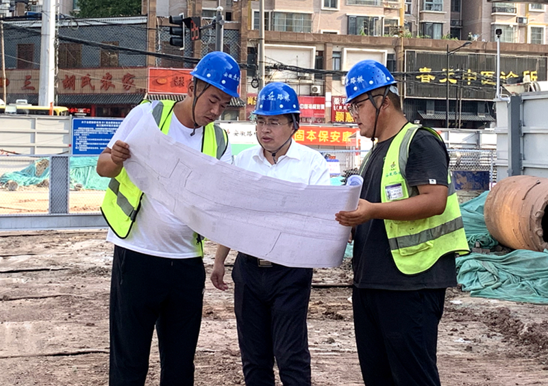 公司黨委書記、董事長(zhǎng)錢申春到機(jī)場(chǎng)S1線先行段調(diào)研安全生產(chǎn)工作